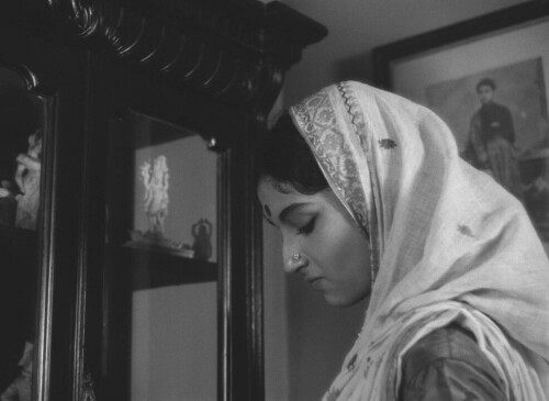 Devi.1960.Criterion.Collection.BluRay.720p.DD1.0.x264-BMDru.mkv_001533.740.jpg